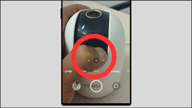 a Dùng tay nhấn giữ nút reset trên camera imou