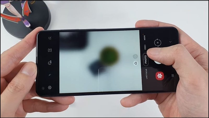 z Ống kính camera có thể bị bám bụi bẩn hoặc vân tay