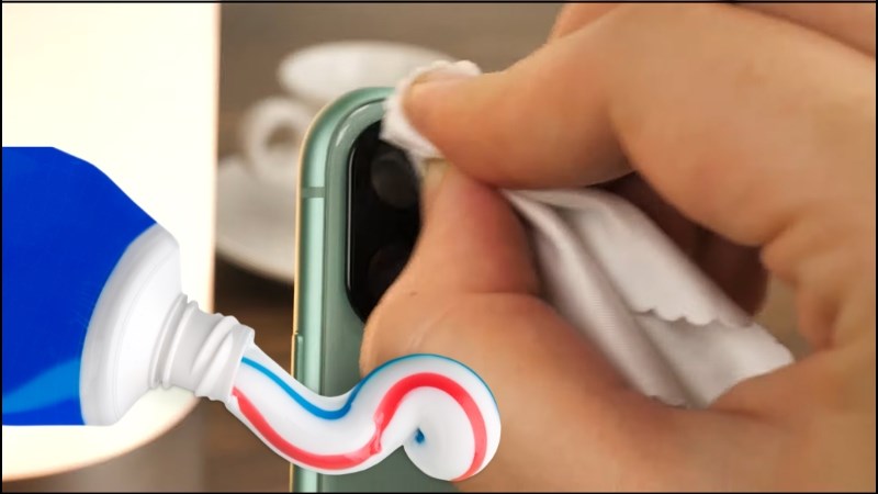 z Sử dụng một ít kem đánh răng hoặc bột soda loại bỏ bụi bẩn