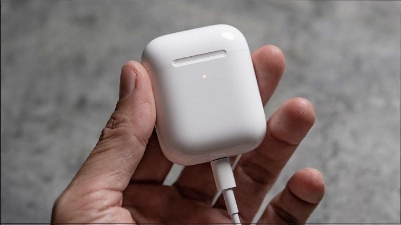 Sạc AirPods để khắc phục lỗi không lên đèn LED