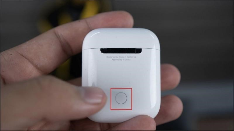 Nhấn giữ nút Nguồn trong vòng 15 giây để reset AirPods