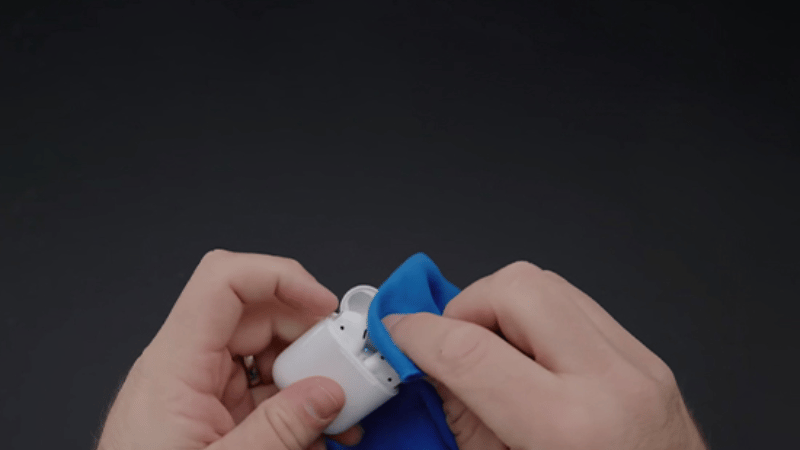 Lau khô AirPods ngay lập tức nếu không may tai nghe dính nước 