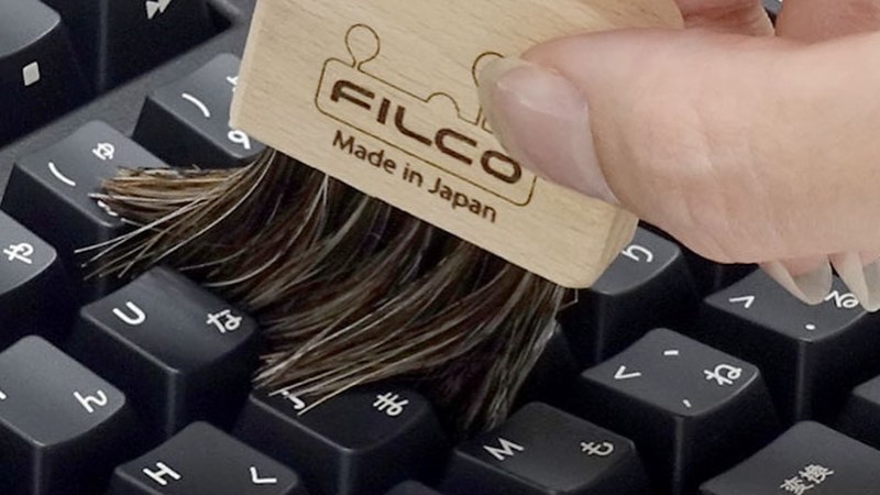 Dùng cọ để quét sạch bụi bẩn bám trên card màn hình Dùng cọ để quét sạch bụi bẩn bám trên card màn hình