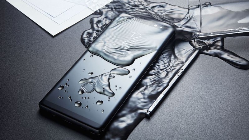 IP68 giúp hạn chế gần như tối đa mọi hư hỏng của thiết bị khi gặp phải sự cố với nước IP68 giúp hạn chế gần như tối đa mọi hư hỏng của thiết bị khi gặp phải sự cố với nước