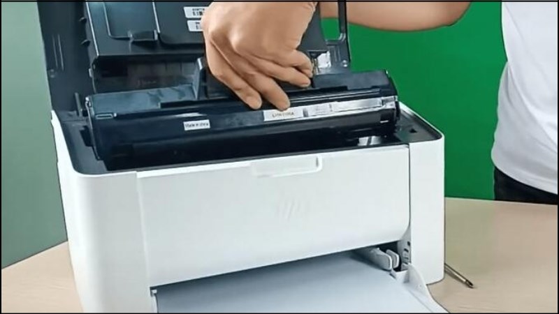 Lắp lại hộp mực vào máy in