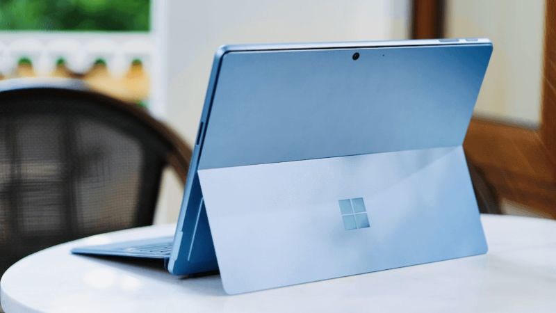 Laptop Surface Pro 9 i5 1235U với gam màu bạc thanh lịch