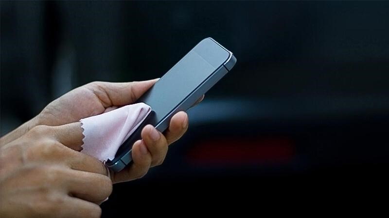 iPhone 15 dễ bị bám bụi, sợi vải lọt vào ống kính camera sau
