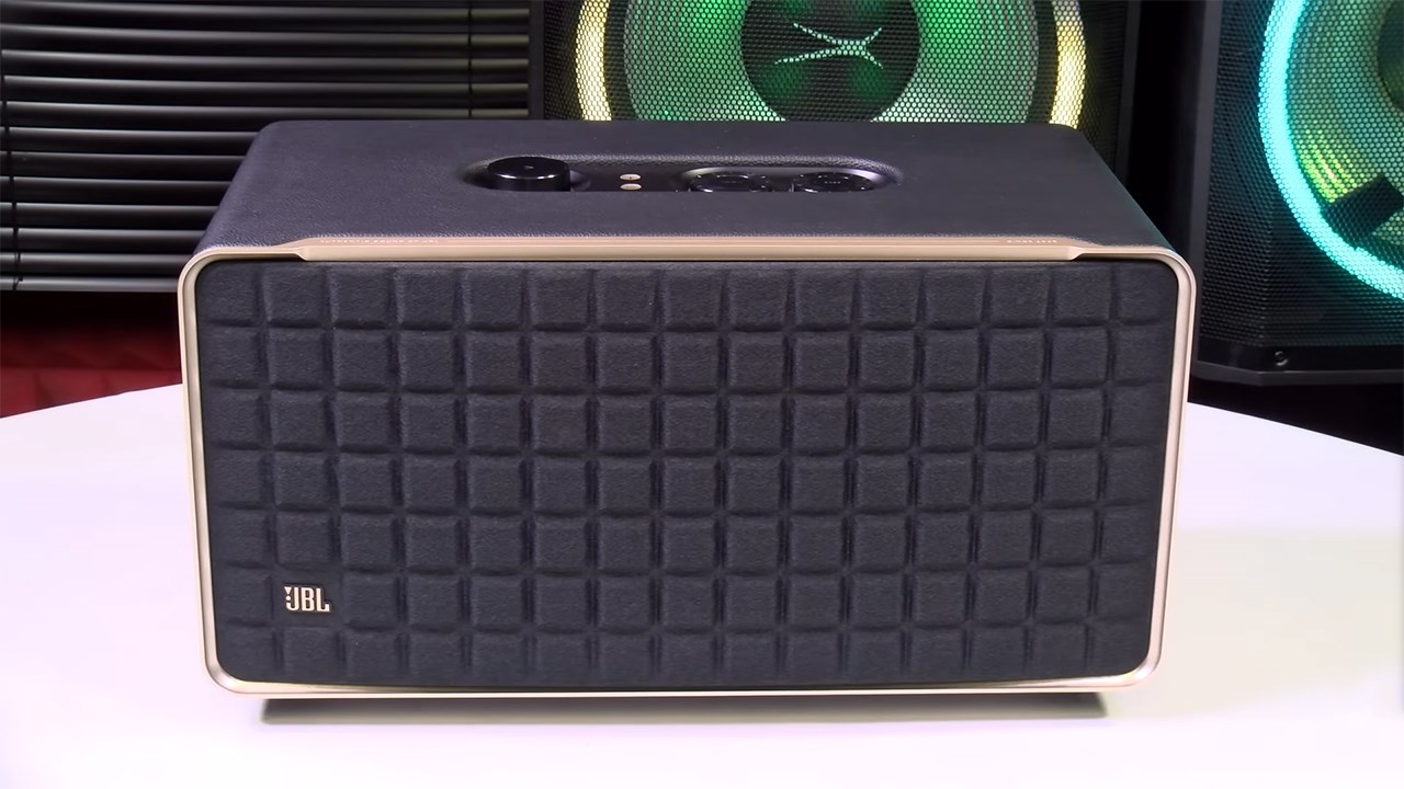 JBL Authentic 500 có kích thước lớn. Nguồn: Flossy Carter.