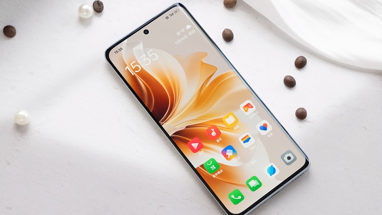 Phần màn hình của OPPO Reno11 được thiết kế dạng đục lỗ với nhiều thông số nổi bật