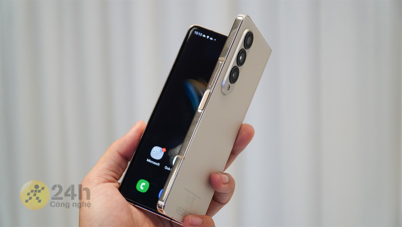 Ngoại hình của Galaxy Z Fold4 không quá đặc sắc, nhưng mang nét doanh nhân tao nhã Ngoại hình của Galaxy Z Fold4 không quá đặc sắc, nhưng mang nét doanh nhân tao nhã