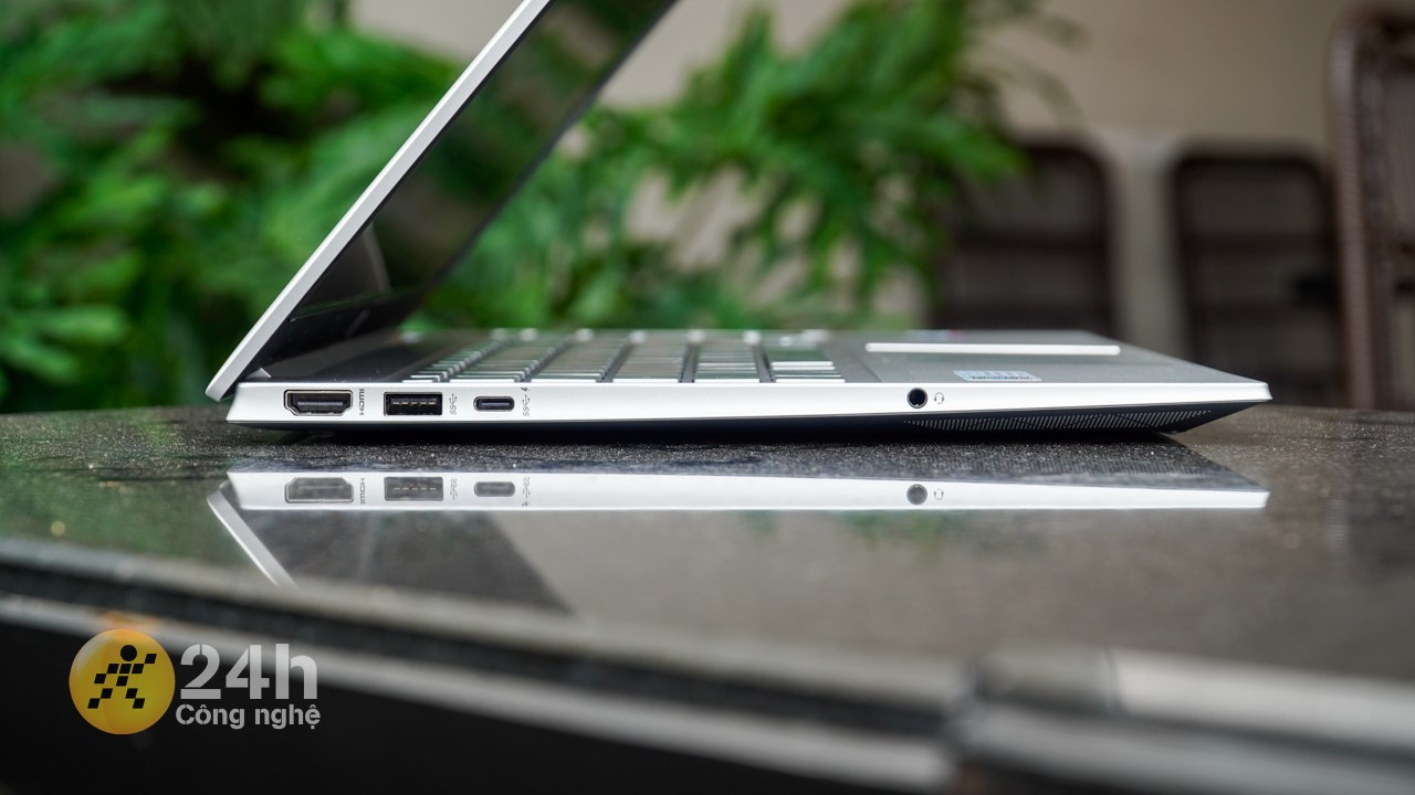 Cạnh trái của HP Pavilion 15 eg3095TU. Cạnh trái của HP Pavilion 15 eg3095TU.
