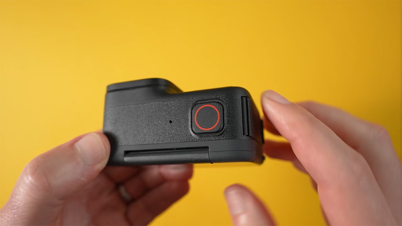 Cạnh trên Insta360 Ace Pro được chứa nút quay chụp. Nguồn: Ben Claremont.