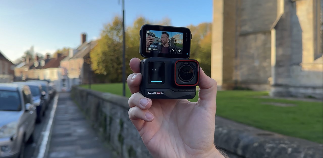 Insta360 Ace Pro là mẫu camera hành động đầu tiên có màn hình phụ xoay được. Nguồn: The Tech Chap.
