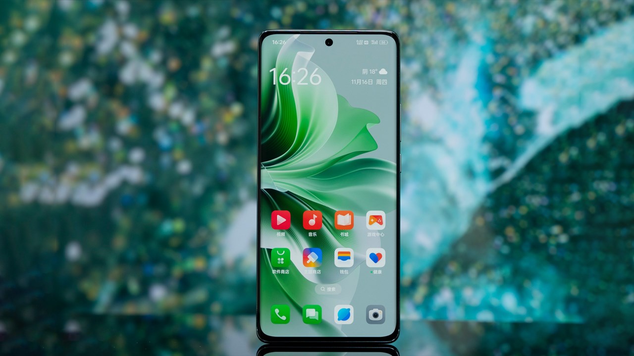 OPPO Reno11 Pro được trang bị màn hình AMOLED rộng 6.74 inch với thiết kế bo cong ở viền hai bên