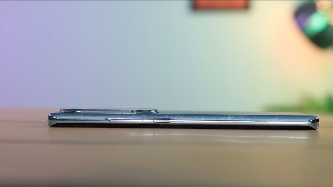 Cạnh phải của OPPO Reno11 Pro với nút nguồn, nút tăng/giảm âm lượng
