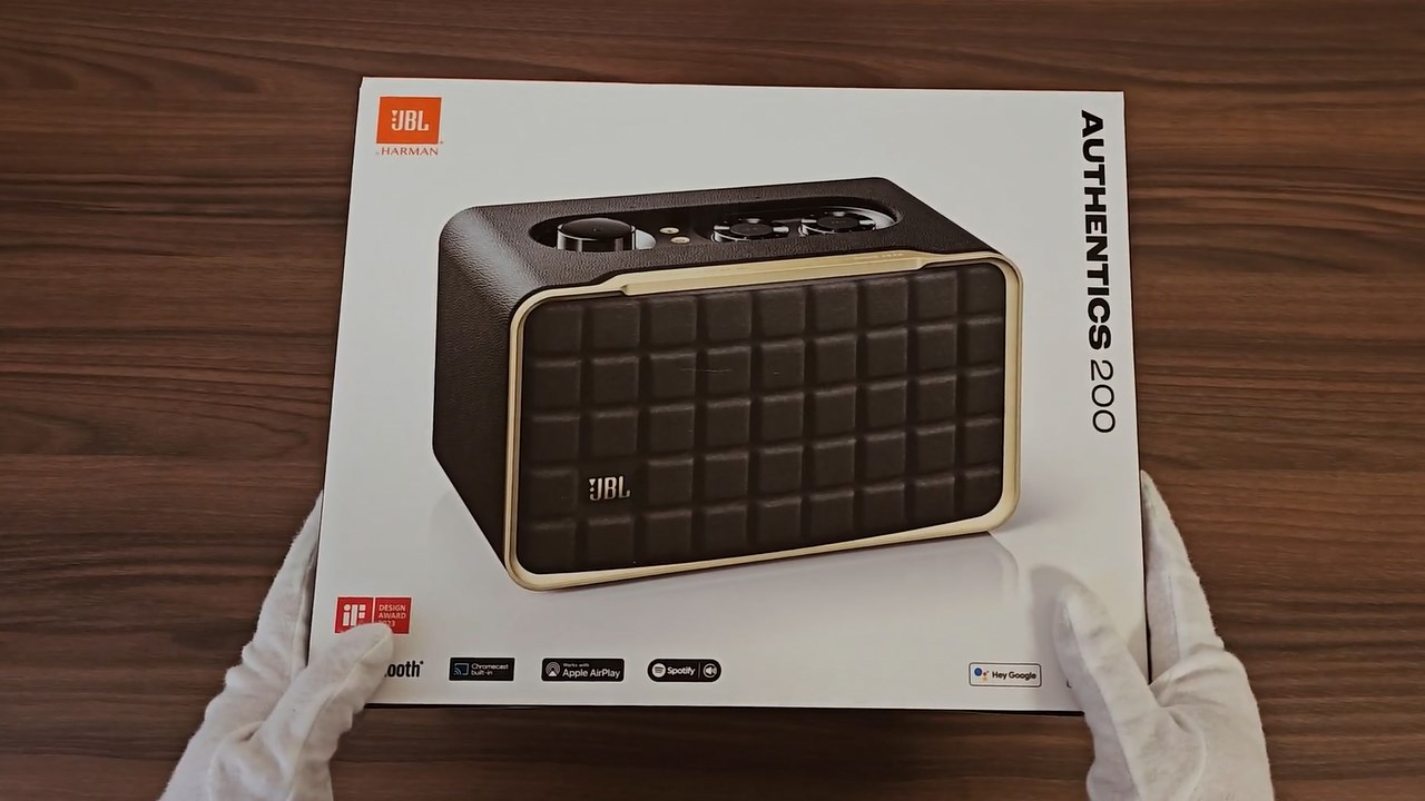 Mặt trên phần hộp đựng của JBL Authentic 200