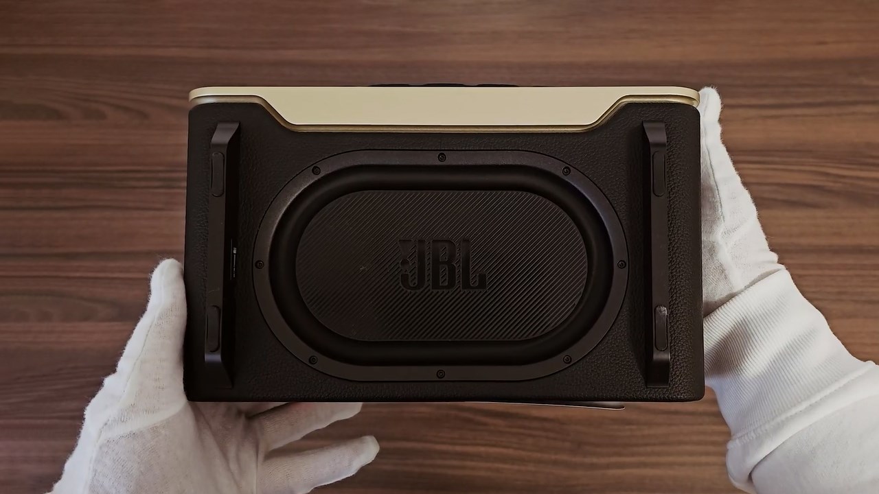 Loa woofer được trang bị bên dưới đáy của JBL Authentic 200. Nguồn: Silentking Unboxing