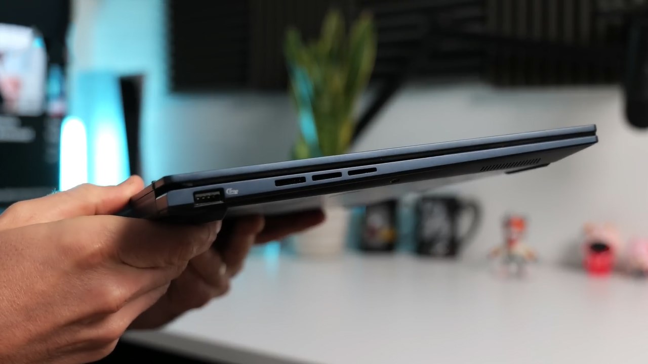 Cạnh trái của ASUS Zenbook 14 OLED UX3406 Cạnh trái của ASUS Zenbook 14 OLED UX3406