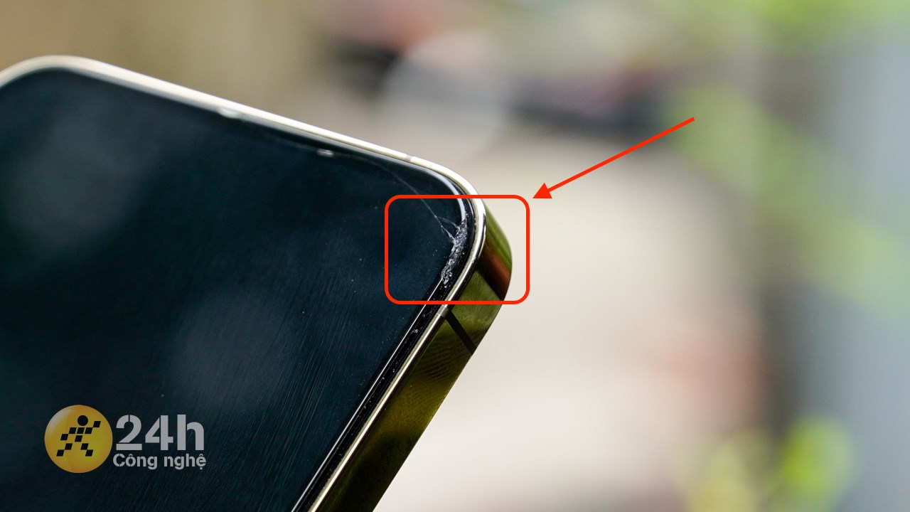 Còn đây là vết trầy nặng hơn, thậm chí kính cường lực cũng bị vỡ sau khi iPhone 13 Pro bị rơi. Còn đây là vết trầy nặng hơn, thậm chí kính cường lực cũng bị vỡ sau khi iPhone 13 Pro bị rơi.