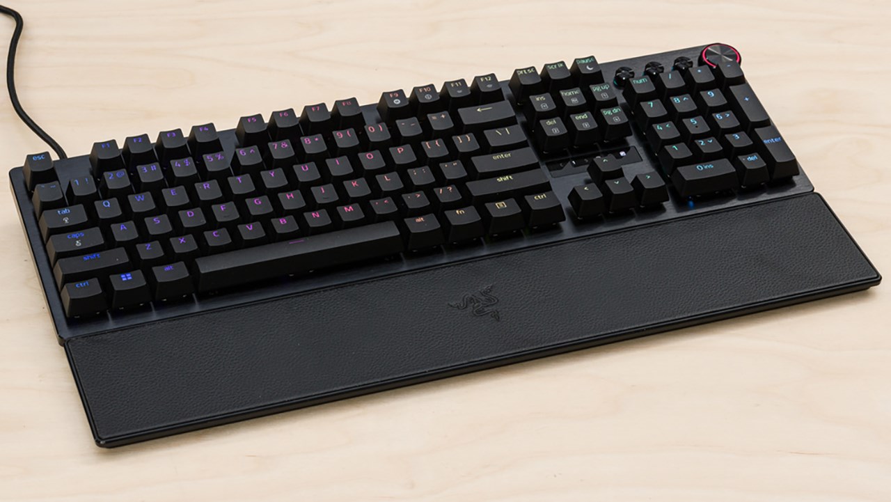 Razer Huntsman V3 Pro vẫn được thiết kế tương tự như phiên bản trước nhưng đẹp hơn nhờ những vết cắt phay. Nguồn: RTINGs.