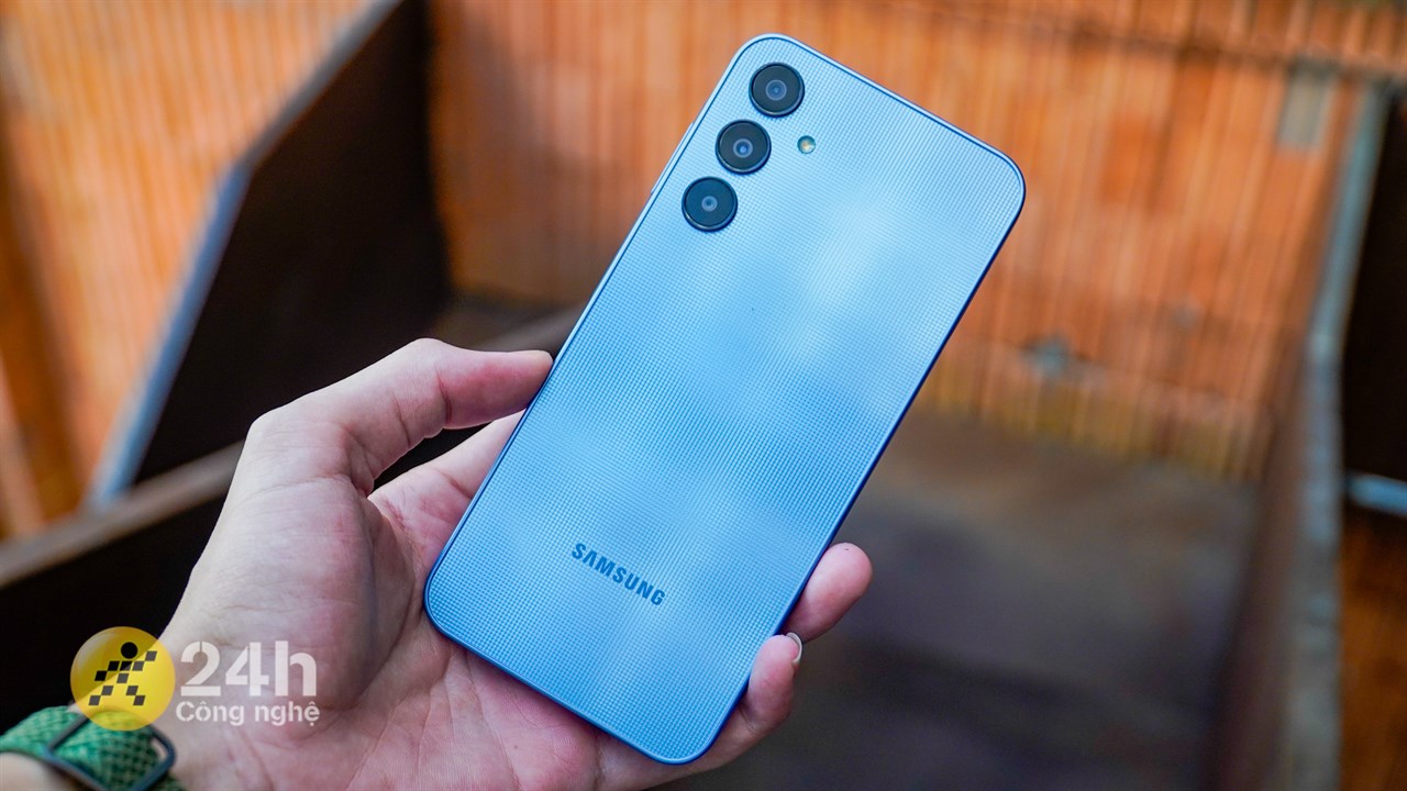 Galaxy A25 5G sở hữu thiết kế quen thuộc và cho cảm giác cầm nắm thoải mái. Galaxy A25 5G sở hữu thiết kế quen thuộc và cho cảm giác cầm nắm thoải mái.