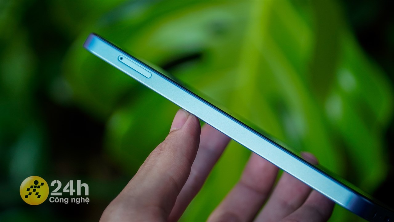 Cạnh trái của máy chứa khe cắm SIM. Cạnh trái của máy chứa khe cắm SIM.