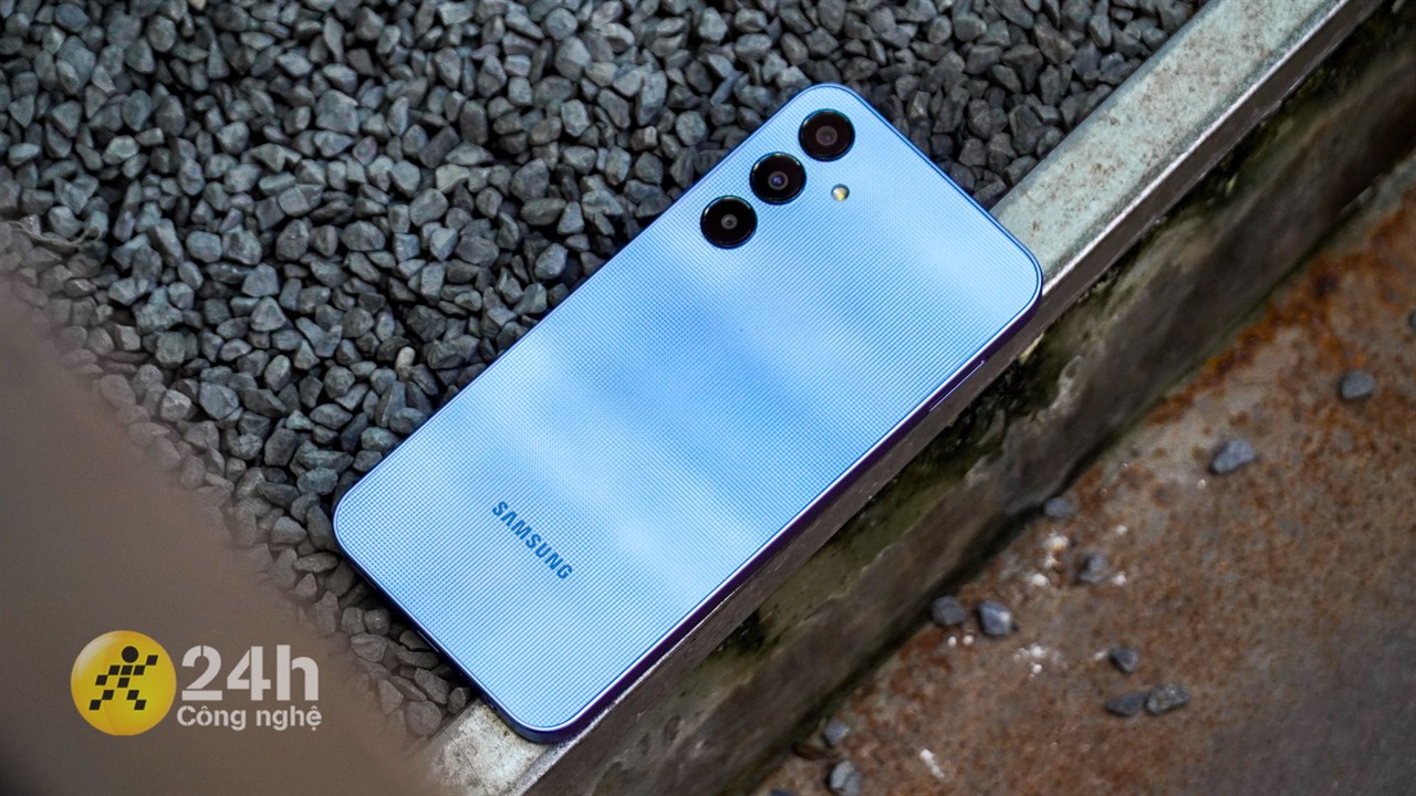 Mặt lưng Galaxy A25 5G có thể hạn chế tình trạng bám mồ hôi và dấu vân tay. Mặt lưng Galaxy A25 5G có thể hạn chế tình trạng bám mồ hôi và dấu vân tay.