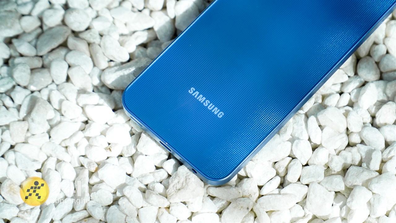 Mặt lưng của Galaxy A25 5G còn có những họa tiết ô vuông nhỏ bên trên bề mặt. Mặt lưng của Galaxy A25 5G còn có những họa tiết ô vuông nhỏ bên trên bề mặt.