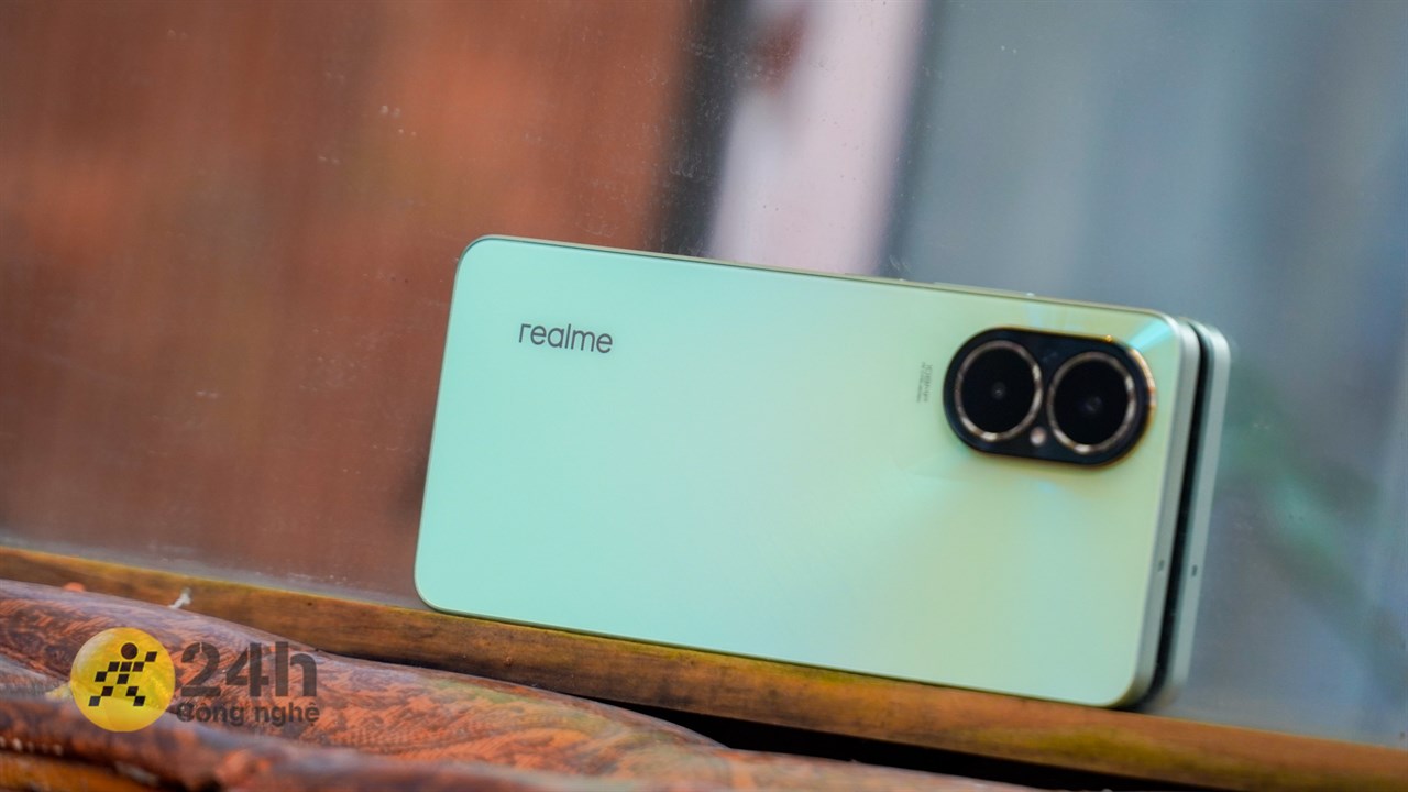 Mặt lưng realme C67 còn được thiết kế rất đẹp mắt.