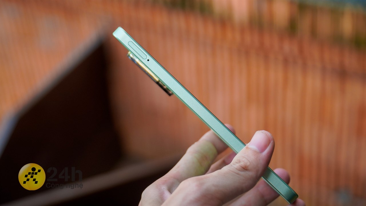 Cạnh trái của máy chứa khe cắm SIM.