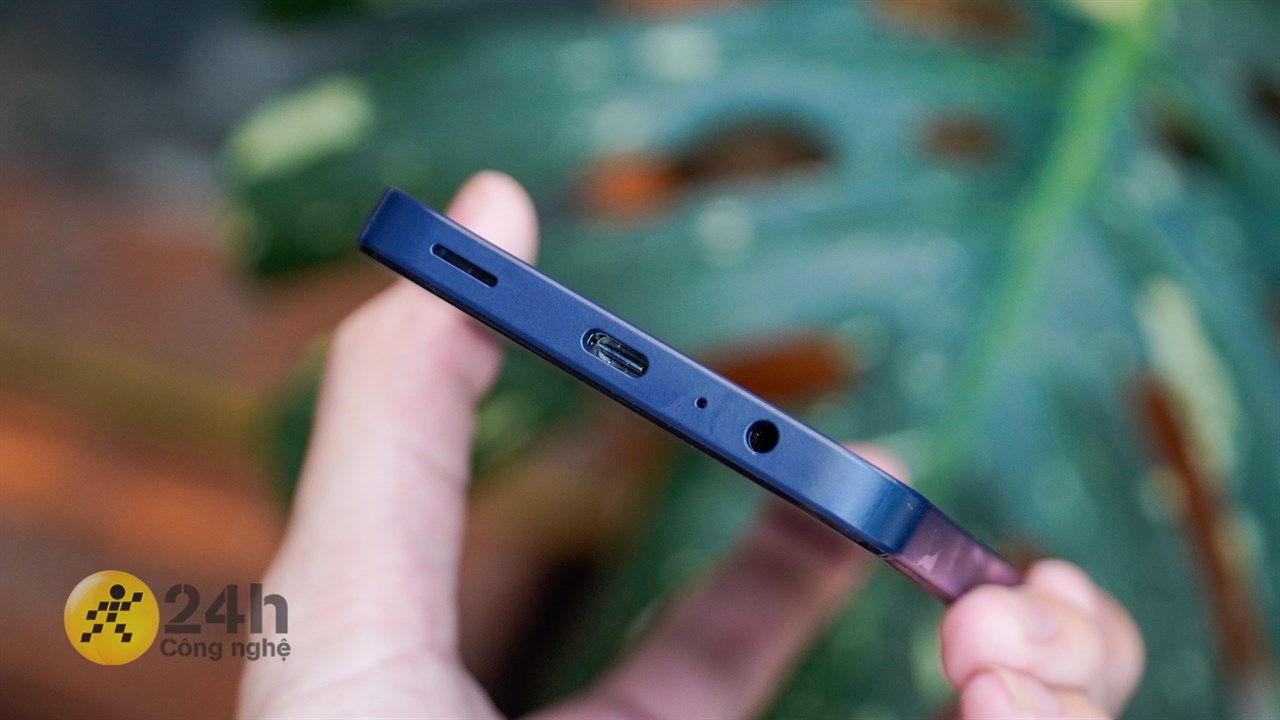 Cạnh đáy của sản phẩm chứa dải loa, mic, cổng sạc USB-C và cổng cắm tai nghe chuẩn 3.5 mm.