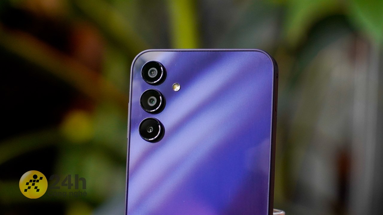 Chiếc điện thoại này vẫn được thiết kế camera thả nổi. Chiếc điện thoại này vẫn được thiết kế camera thả nổi.