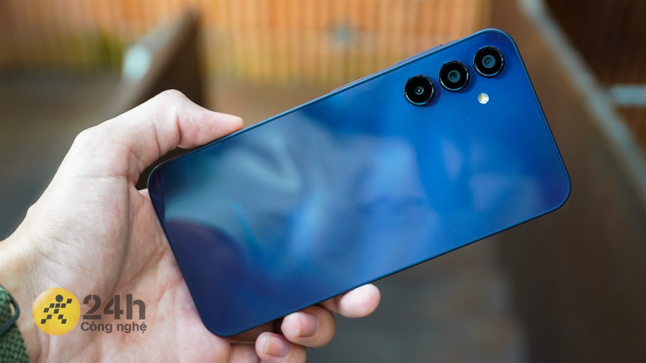 Cảm giác cầm nắm Galaxy A15 trên tay rất thoải mái và gọn gàng. Cảm giác cầm nắm Galaxy A15 trên tay rất thoải mái và gọn gàng.