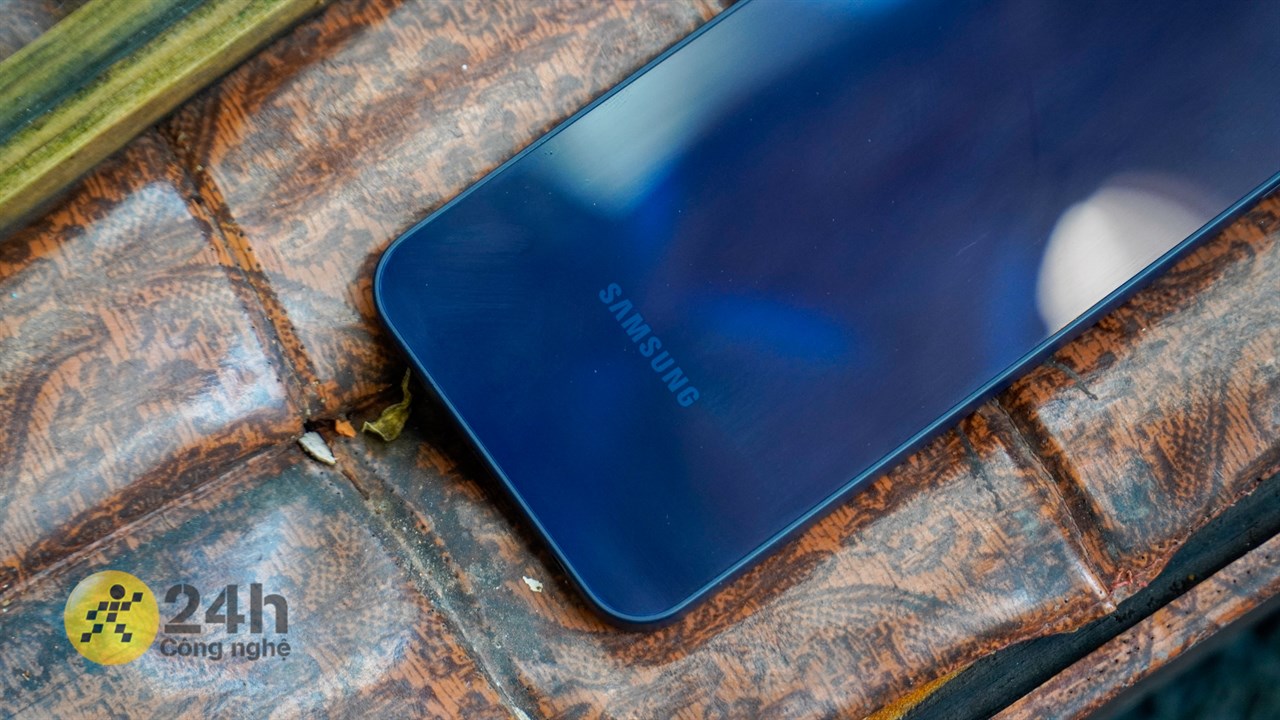 Tuy nhiên mặt lưng của Galaxy A15 lại được làm dạng bóng nên dễ bám mồ hôi dấu vân tay. Tuy nhiên mặt lưng của Galaxy A15 lại được làm dạng bóng nên dễ bám mồ hôi dấu vân tay.