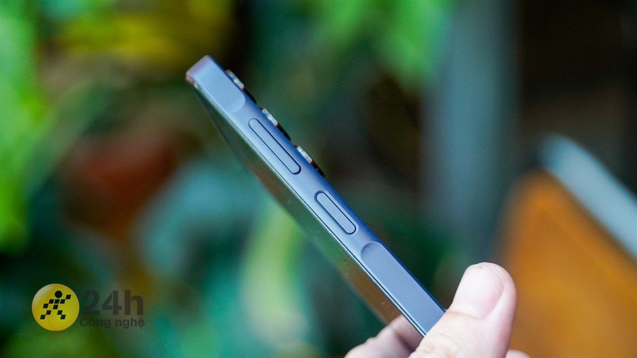 Cạnh phải của Galaxy A15 chứa nút nguồn kiêm cảm biến vân tay và nút tăng giảm âm lượng. Cạnh phải của Galaxy A15 chứa nút nguồn kiêm cảm biến vân tay và nút tăng giảm âm lượng.