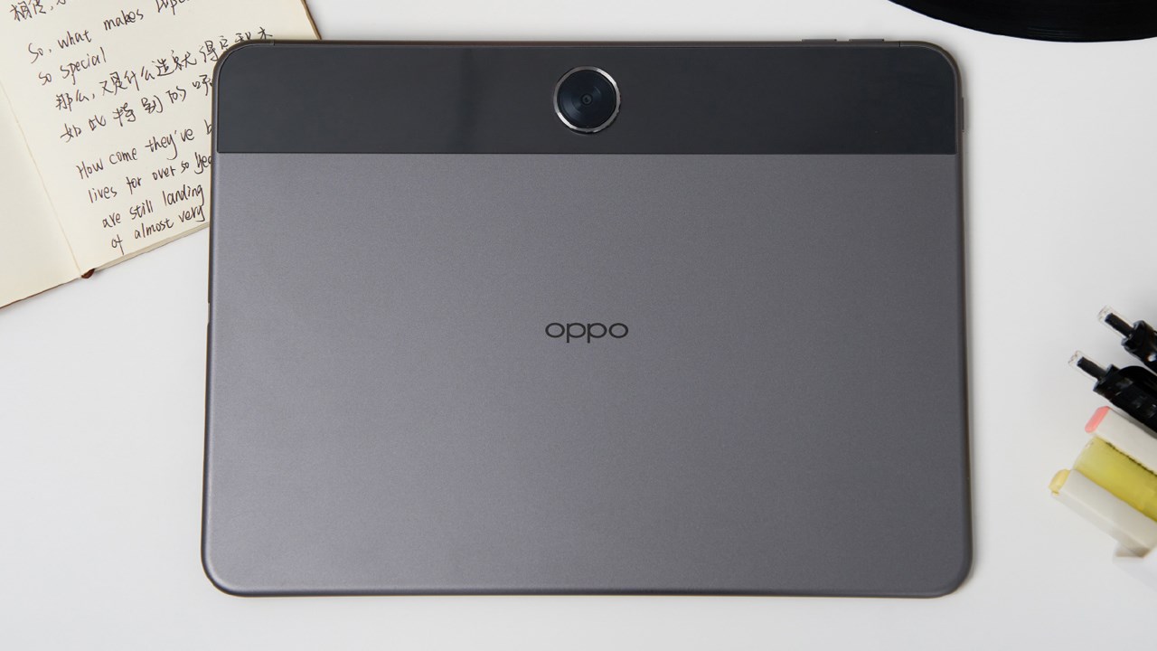 OPPO Pad Air2 có mặt lưng được chia thành hai phần khác nhau