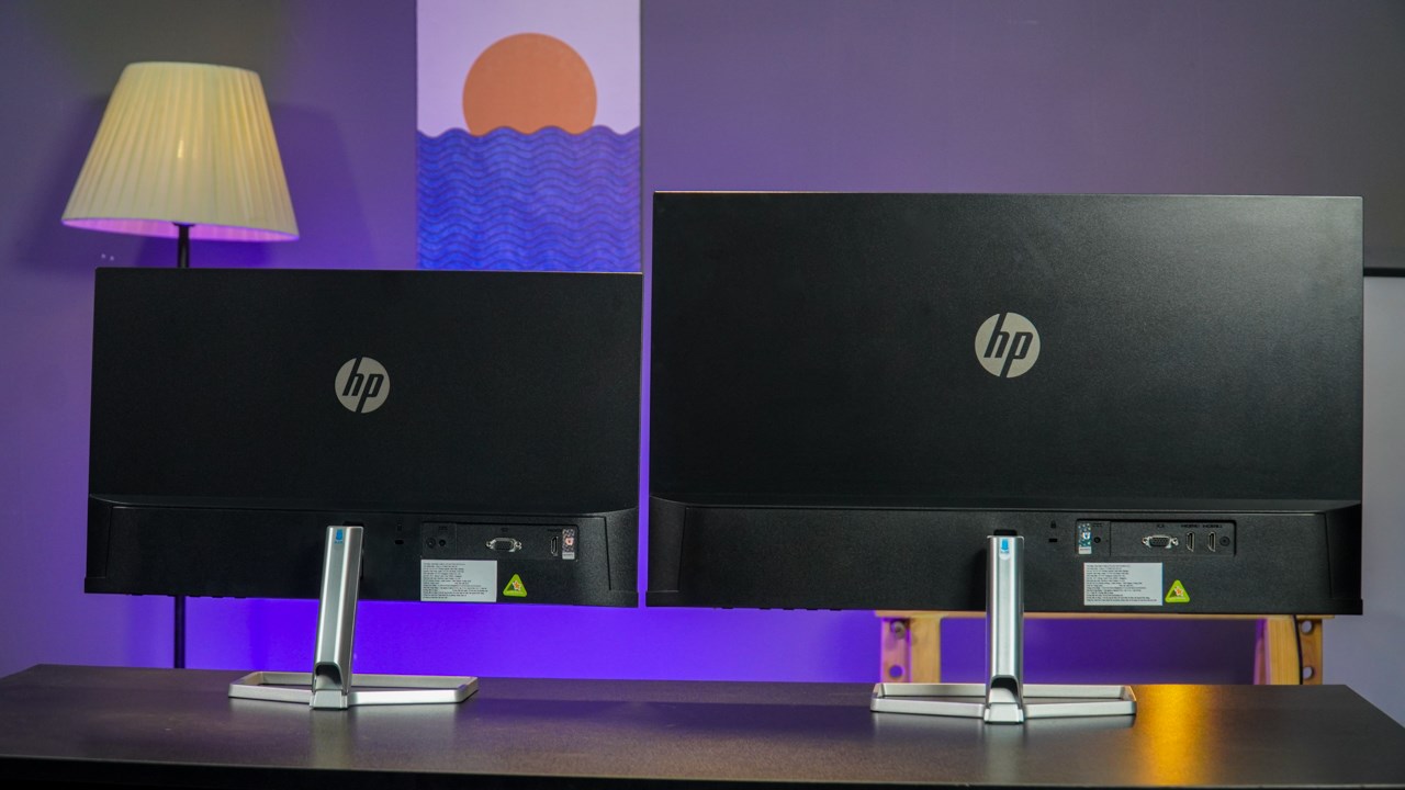 HP LCD M27f (phải) có ngoại hình tương đồng với M22f nhưng có kích thước lớn hơn HP LCD M27f (phải) có ngoại hình tương đồng với M22f nhưng có kích thước lớn hơn