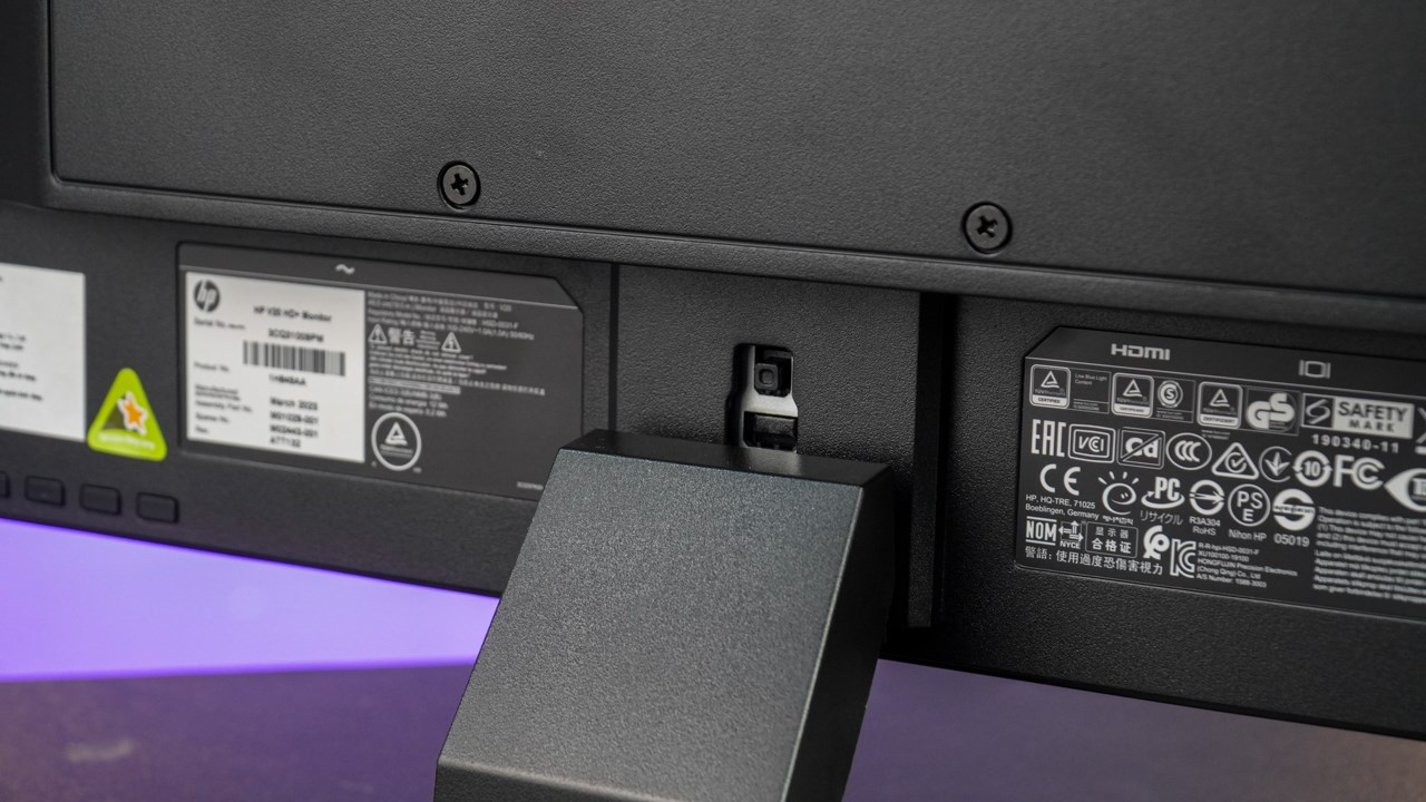 Phần chân đế của HP LCD V24i rất vững chắc, có thể điều chỉnh góc nhìn linh hoạt Phần chân đế của HP LCD V24i rất vững chắc, có thể điều chỉnh góc nhìn linh hoạt