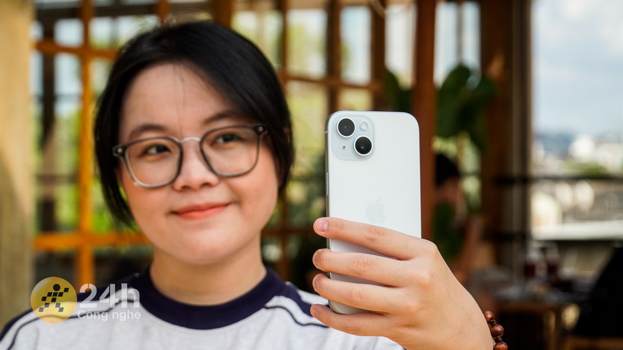 iPhone 15 là chiếc điện thoại dù nhỏ gọn nhưng vẫn có hiệu năng rất tốt. iPhone 15 là chiếc điện thoại dù nhỏ gọn nhưng vẫn có hiệu năng rất tốt.