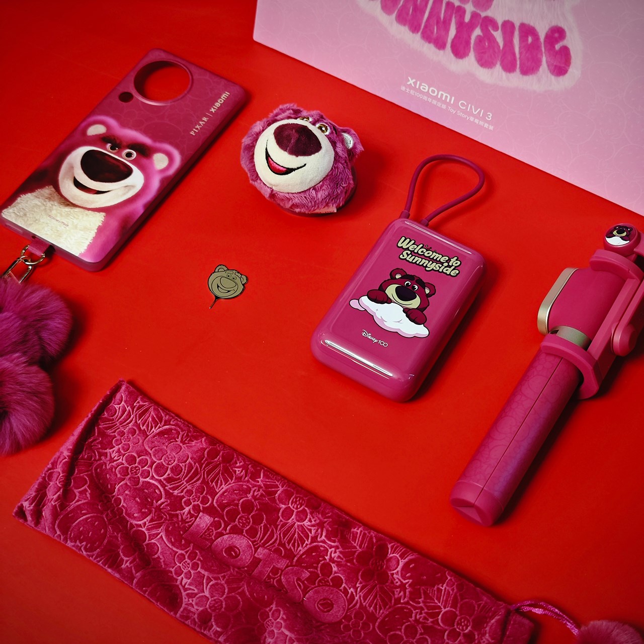 Xiaomi CIVI 3 Strawberry Bear còn đi kèm với rất nhiều món phụ kiện dễ thương và đẹp mắt. Nguồn: Weibo. Xiaomi CIVI 3 Strawberry Bear còn đi kèm với rất nhiều món phụ kiện dễ thương và đẹp mắt. Nguồn: Weibo.
