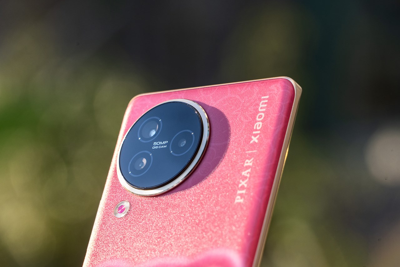 Cụm camera của Xiaomi CIVI 3 Strawberry Bear vẫn được thiết kế chỉn chu, gọn gàng như phiên bản thường. Nguồn: Weibo. Cụm camera của Xiaomi CIVI 3 Strawberry Bear vẫn được thiết kế chỉn chu, gọn gàng như phiên bản thường. Nguồn: Weibo.