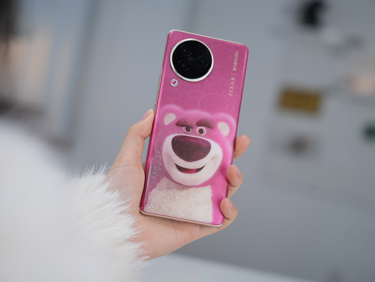 Cảm giác cầm nắm Xiaomi CIVI 3 Strawberry Bear rất gọn gàng và thoải mái. Nguồn: Weibo. Cảm giác cầm nắm Xiaomi CIVI 3 Strawberry Bear rất gọn gàng và thoải mái. Nguồn: Weibo.