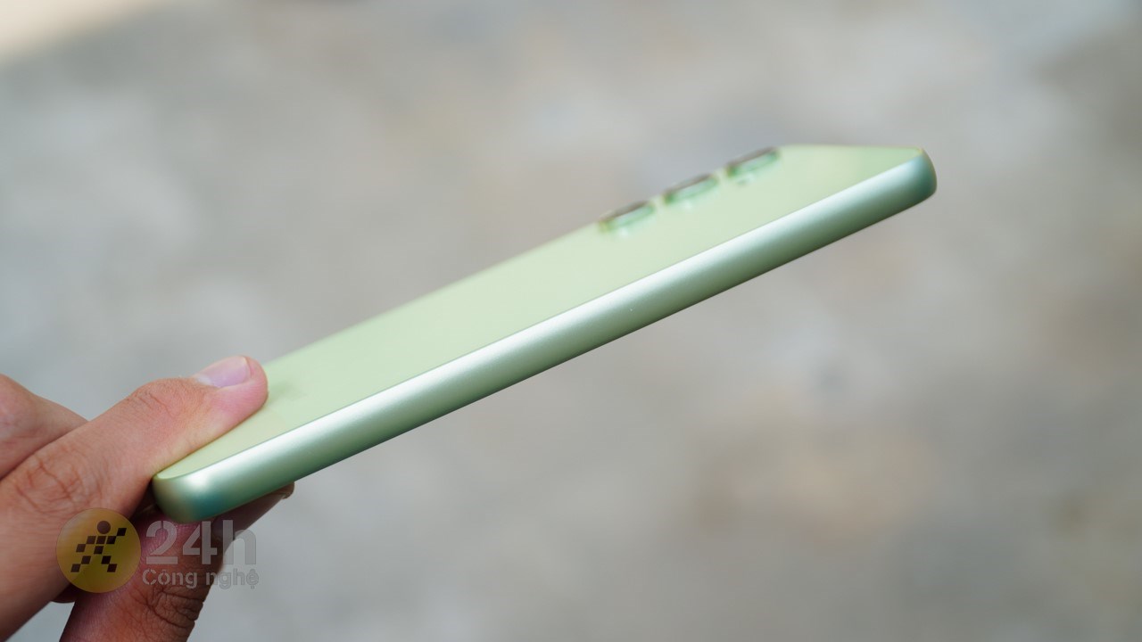 Galaxy A55 được nâng cấp lên khung viền kim loại chắc chắn, bền bỉ (Ảnh minh họa: Galaxy A54). Galaxy A55 được nâng cấp lên khung viền kim loại chắc chắn, bền bỉ (Ảnh minh họa: Galaxy A54).