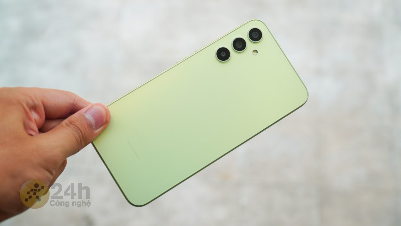 Galaxy A35 cũng được nâng cấp khung kim loại tương tự Galaxy A55 (Ảnh minh họa: Galaxy A34). Galaxy A35 cũng được nâng cấp khung kim loại tương tự Galaxy A55 (Ảnh minh họa: Galaxy A34).