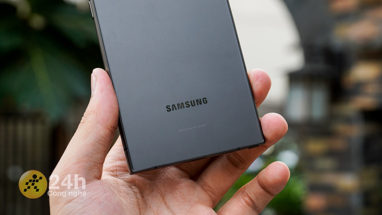 Galaxy S24 Ultra được làm dạng nhám nên hạn chế tốt tình trạng bám mồ hôi, dấu vân tay khó chịu. Galaxy S24 Ultra được làm dạng nhám nên hạn chế tốt tình trạng bám mồ hôi, dấu vân tay khó chịu.