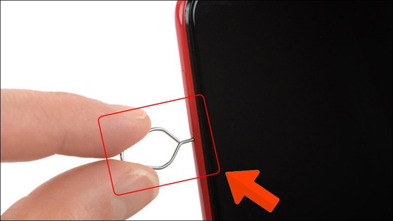Cắm ghim lấy thẻ vào lỗ trên khay điện thoại Cắm ghim lấy thẻ vào lỗ trên khay điện thoại