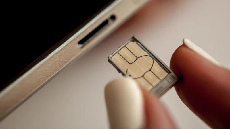 Đặt thẻ SIM hoặc USIM lên khay Đặt thẻ SIM hoặc USIM lên khay