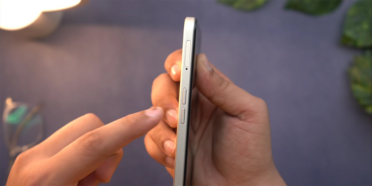Cạnh trái của OPPO A59 5G chứa cụm phím tăng giảm âm lượng và khe cắm SIM.