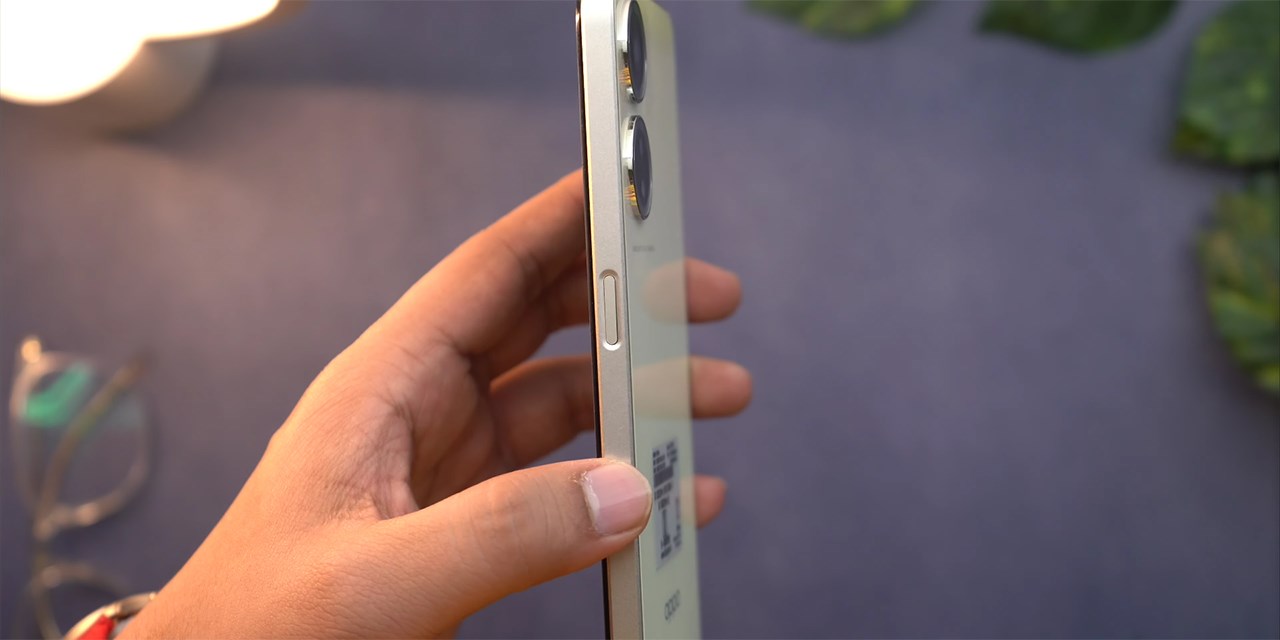 Cạnh phải của OPPO A59 5G chứa cổng nguồn kiêm cảm biến vân tay.