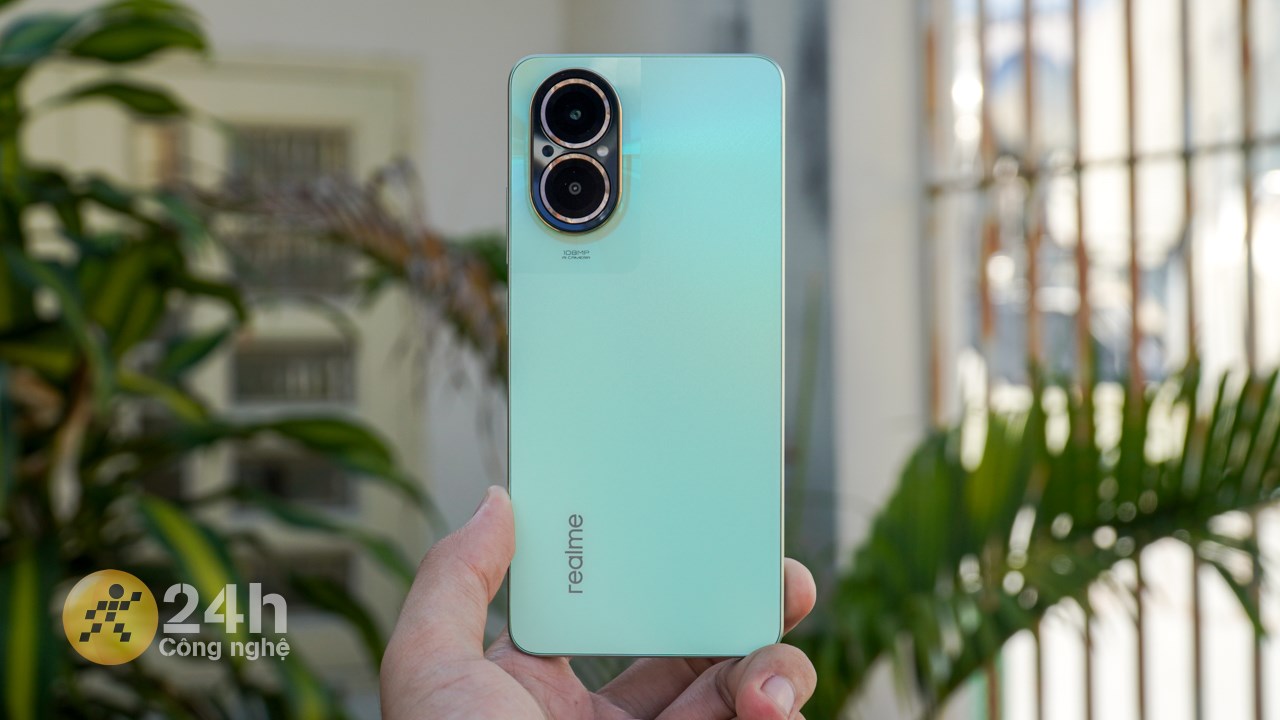 realme C67 có mức độ hoàn thiện chắc chắn, cảm giác cầm nắm thoải mái. realme C67 có mức độ hoàn thiện chắc chắn, cảm giác cầm nắm thoải mái.